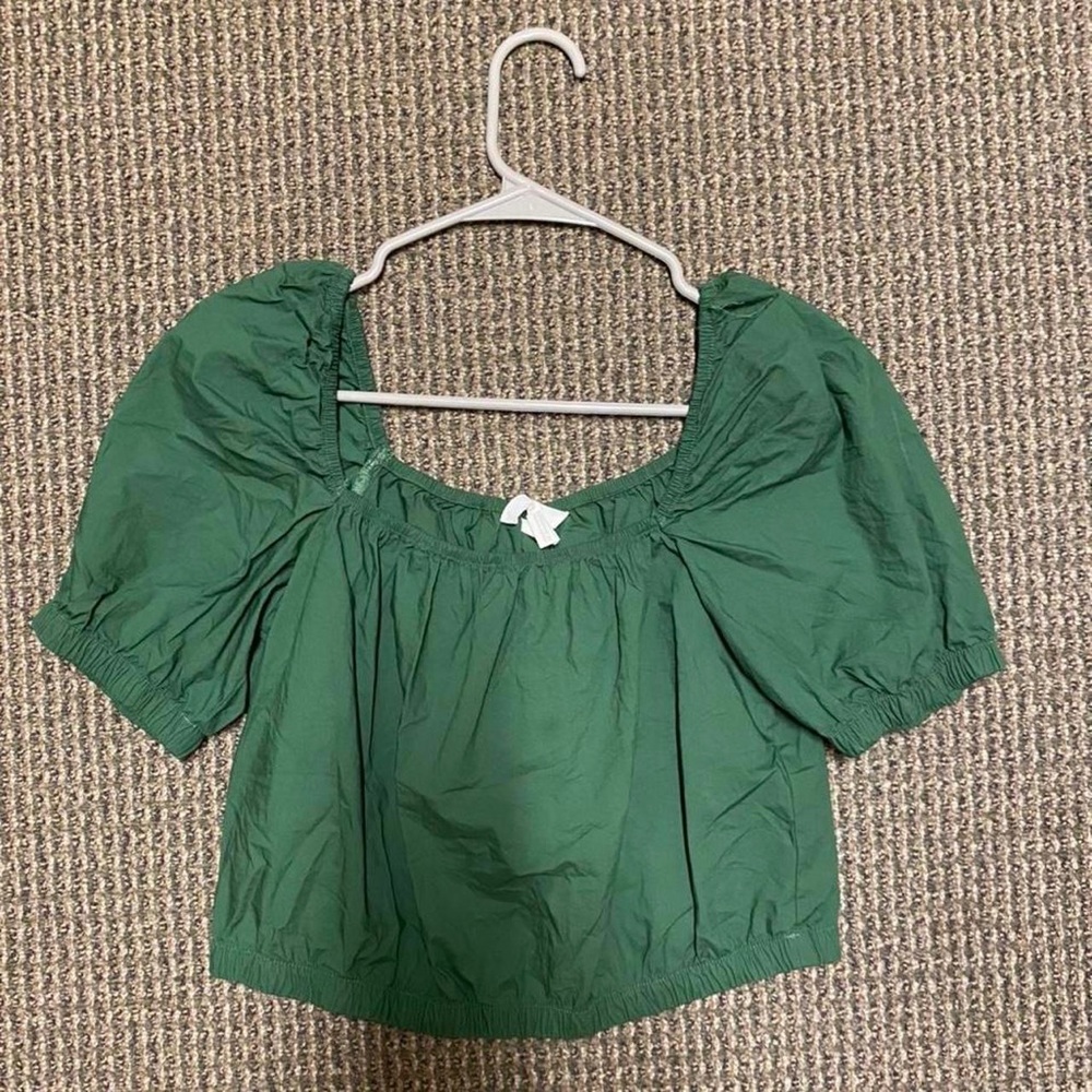 Green h&m blouse with puffy sleeves, perfect for spring or summer!